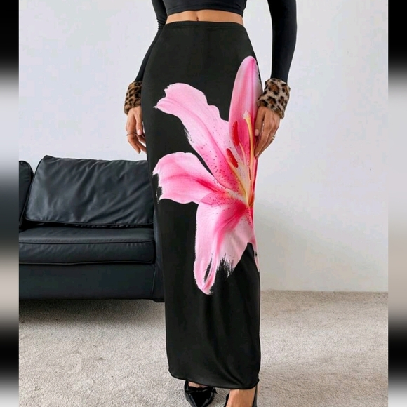 Elegant Black Maxi Skirt with Pink Floral Design - Picture 5 of 5